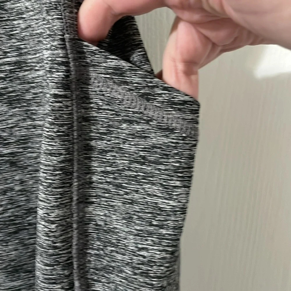 💰Champion Gray Capris Leggings With Pockets Size Medium - Picture 3 of 5